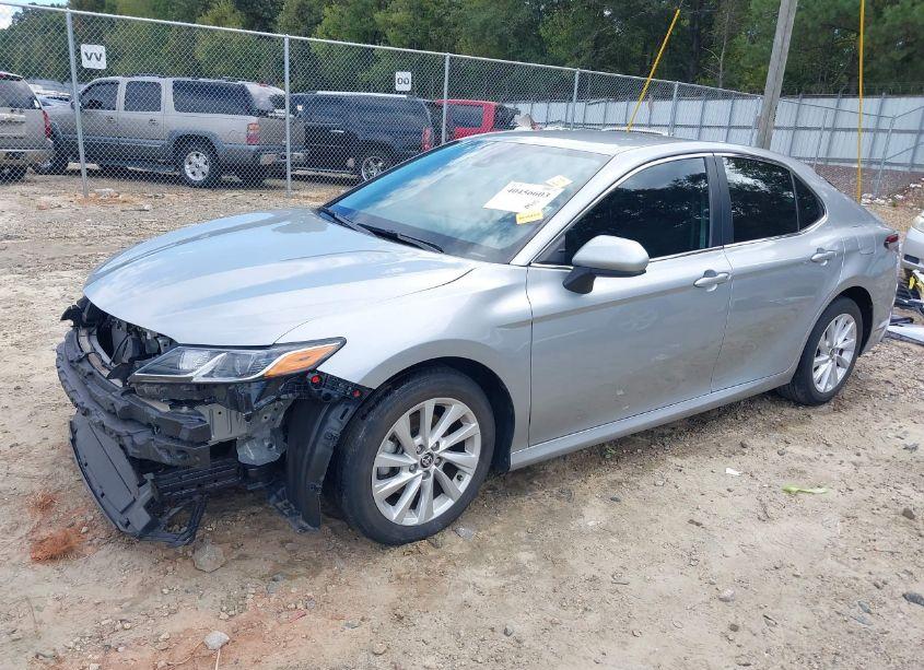 Photo 2 of 2022 Toyota Camry LE (VIN 4T1C11AK2NU070305)