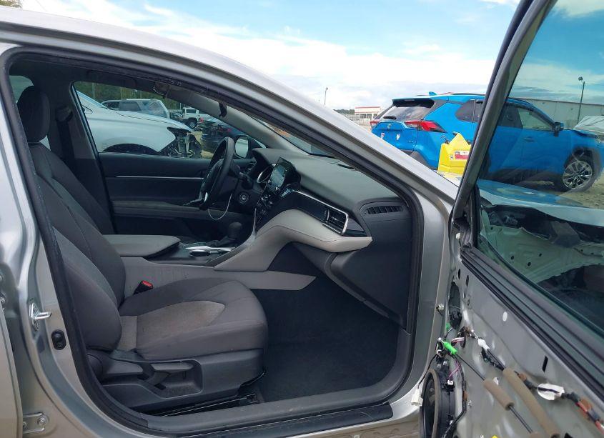 Photo 5 of 2022 Toyota Camry LE (VIN 4T1C11AK2NU070305)
