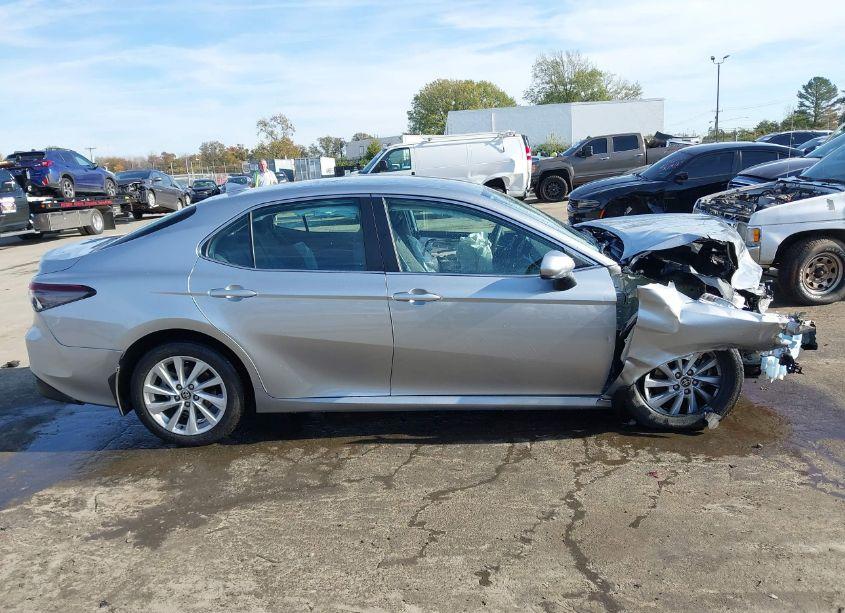 Photo 14 of 2022 Toyota Camry LE (VIN 4T1C11AK2NU617475)