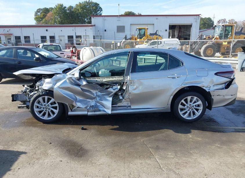 Photo 15 of 2022 Toyota Camry LE (VIN 4T1C11AK2NU617475)