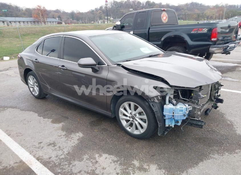 2022 Toyota Camry LE (VIN 4T1C11AK2NU665574) main photo