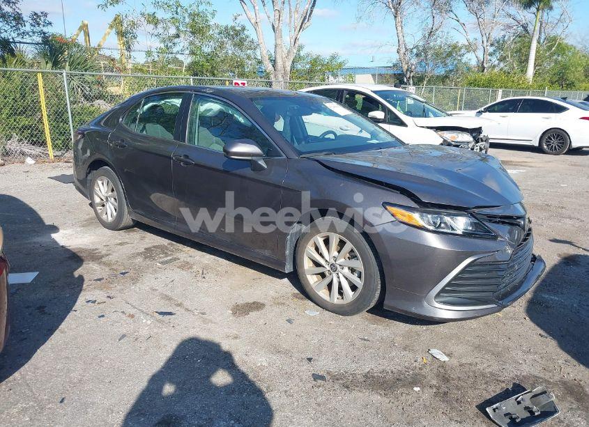 2022 Toyota Camry LE (VIN 4T1C11AK2NU679555) main photo