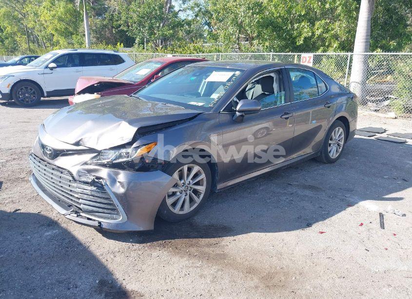Photo 2 of 2022 Toyota Camry LE (VIN 4T1C11AK2NU679555)