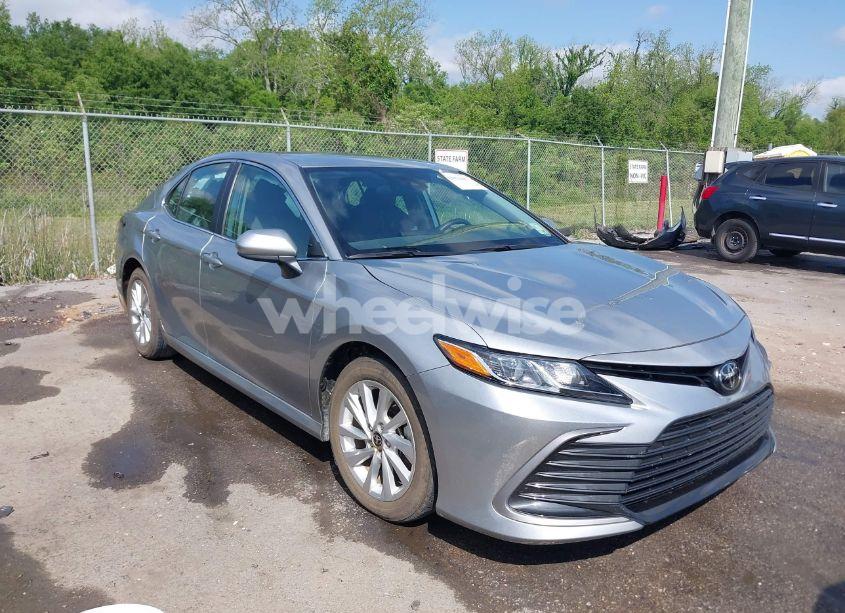 2024 Toyota Camry LE (VIN 4T1C11AK2RU872620) main photo