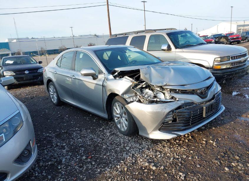 2020 Toyota Camry LE (VIN 4T1C11AK3LU370495) main photo