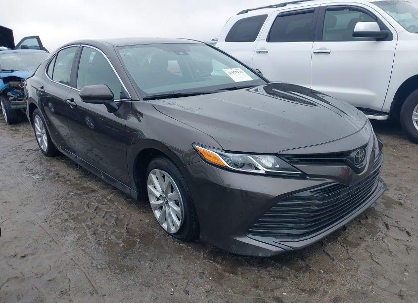 2020 Toyota Camry LE (VIN 4T1C11AK3LU888414) main photo