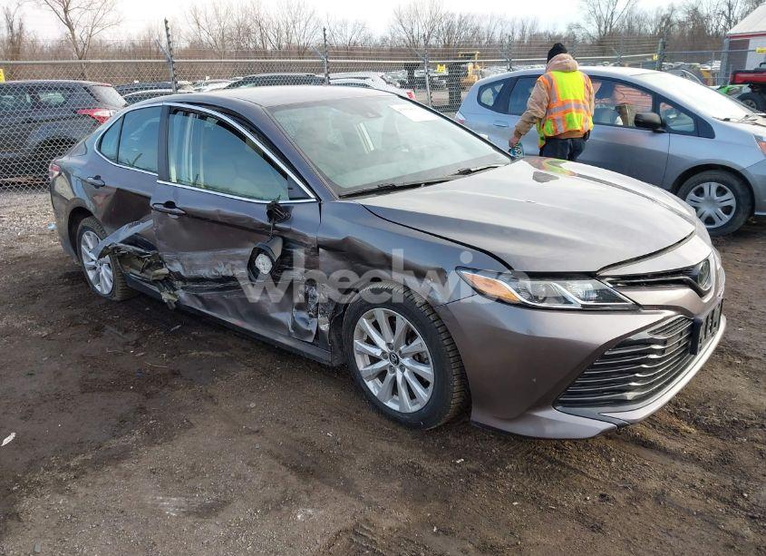 2020 Toyota Camry LE (VIN 4T1C11AK3LU917815) main photo
