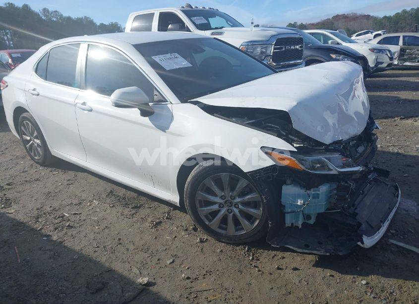 2020 Toyota Camry LE (VIN 4T1C11AK3LU944318) main photo