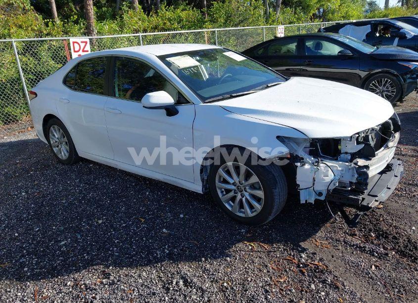 2020 Toyota Camry LE (VIN 4T1C11AK3LU995589) main photo