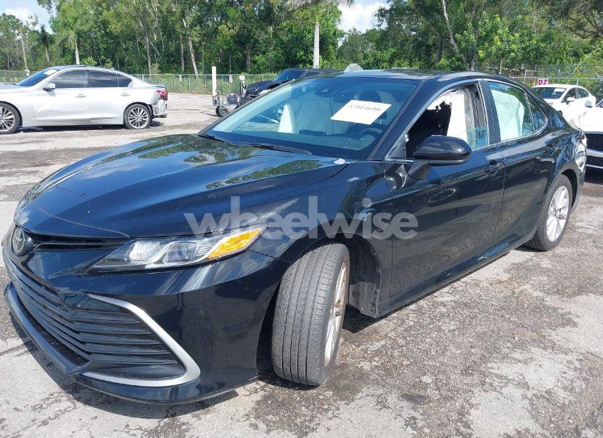 Photo 2 of 2021 Toyota Camry LE (VIN 4T1C11AK3MU451689)