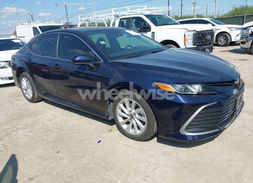 2021 Toyota Camry LE (VIN 4T1C11AK3MU488757) main photo