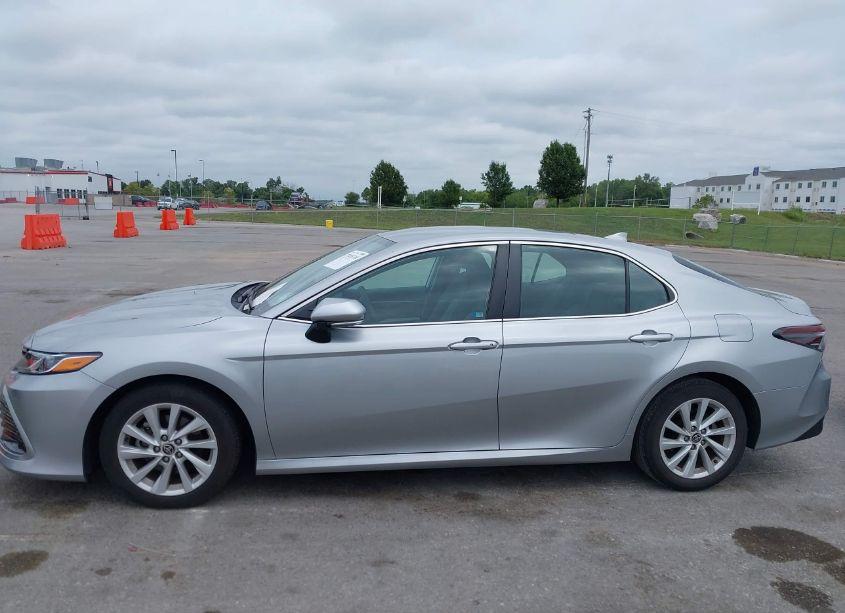 Photo 13 of 2021 Toyota Camry LE (VIN 4T1C11AK3MU494123)