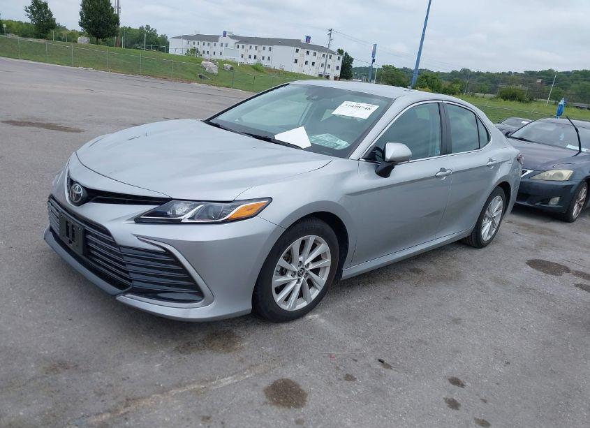 Photo 2 of 2021 Toyota Camry LE (VIN 4T1C11AK3MU494123)