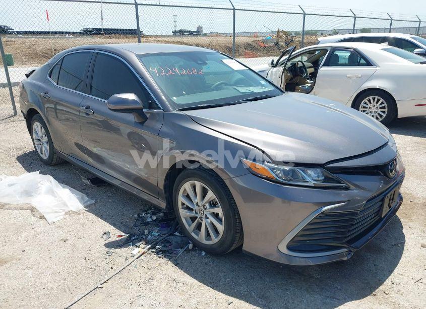 2021 Toyota Camry LE (VIN 4T1C11AK3MU526276) main photo
