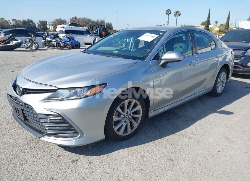 Photo 2 of 2021 Toyota Camry LE (VIN 4T1C11AK3MU549928)