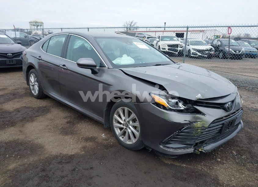 2021 Toyota Camry LE (VIN 4T1C11AK3MU553820) main photo