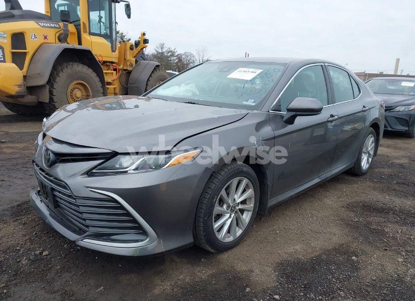 Photo 2 of 2021 Toyota Camry LE (VIN 4T1C11AK3MU553820)