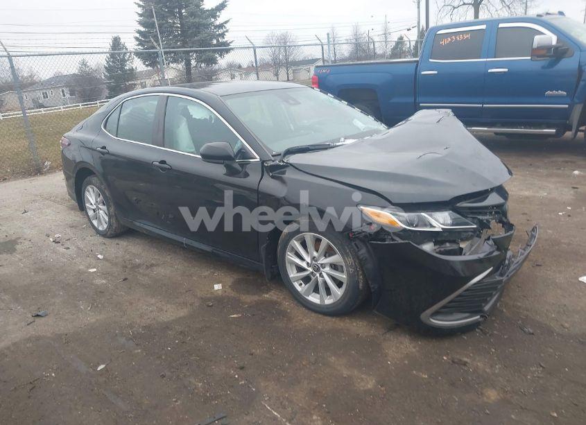 2021 Toyota Camry LE (VIN 4T1C11AK3MU568222) main photo