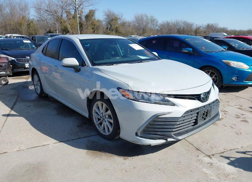 2022 Toyota Camry LE (VIN 4T1C11AK3NU037121) main photo