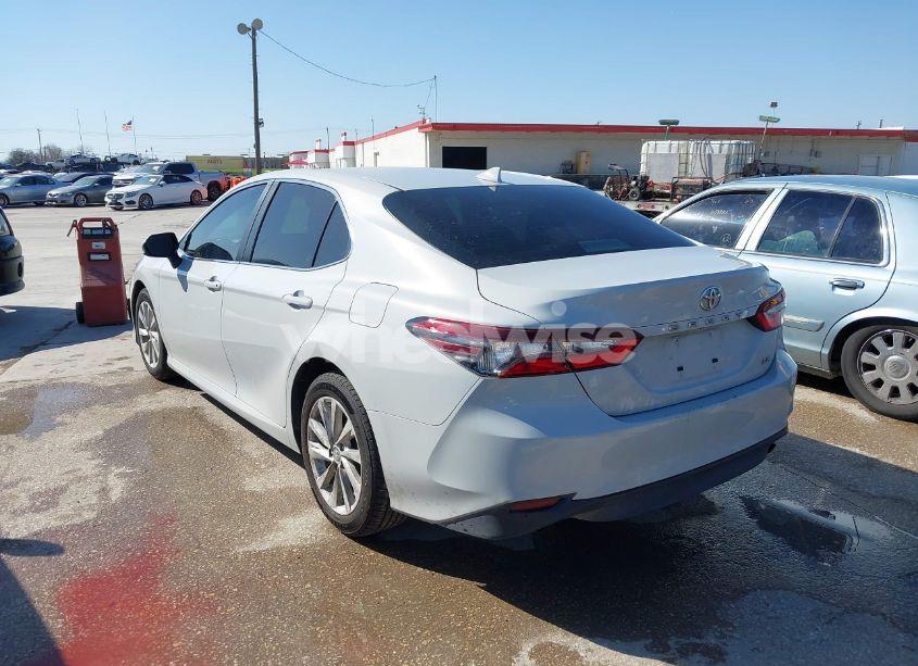 Photo 3 of 2022 Toyota Camry LE (VIN 4T1C11AK3NU037121)