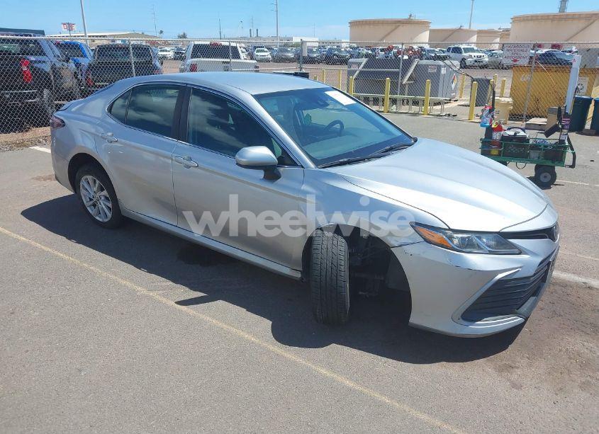 2022 Toyota Camry LE (VIN 4T1C11AK3NU638299) main photo