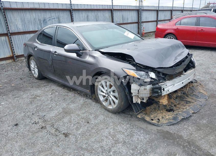 2022 Toyota Camry LE (VIN 4T1C11AK3NU655295) main photo