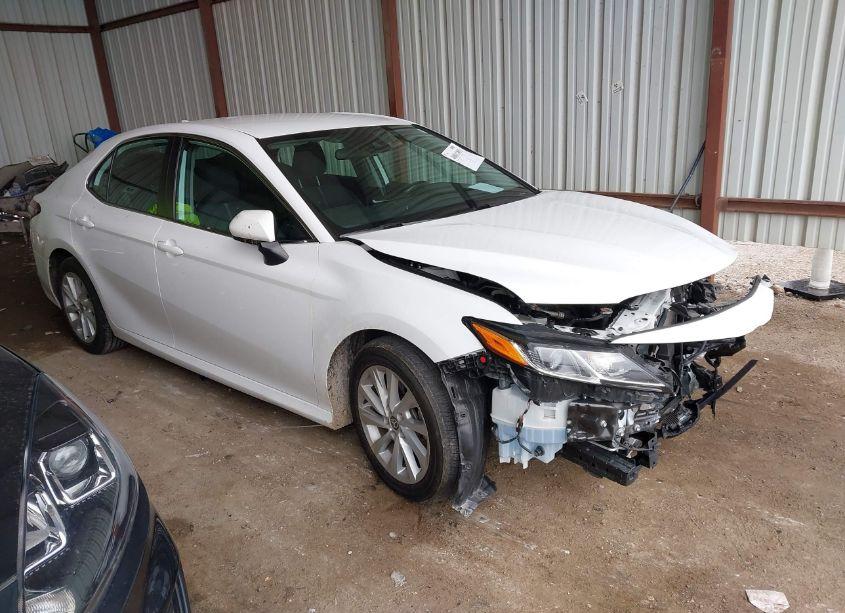 2022 Toyota Camry LE (VIN 4T1C11AK3NU696414) main photo