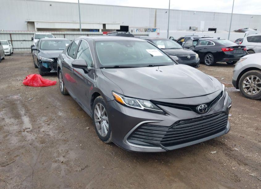2022 Toyota Camry (VIN 4T1C11AK3NU697806) main photo