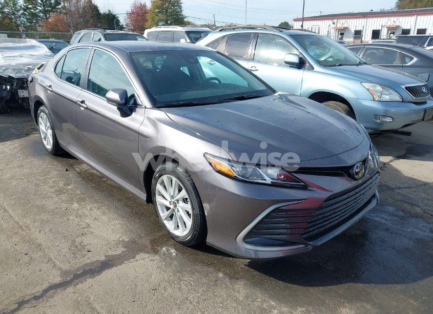 2022 Toyota Camry LE (VIN 4T1C11AK3NU708951) main photo