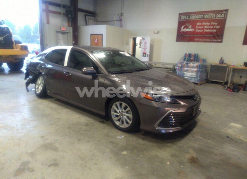 2024 Toyota Camry LE (VIN 4T1C11AK3RU872142) main photo