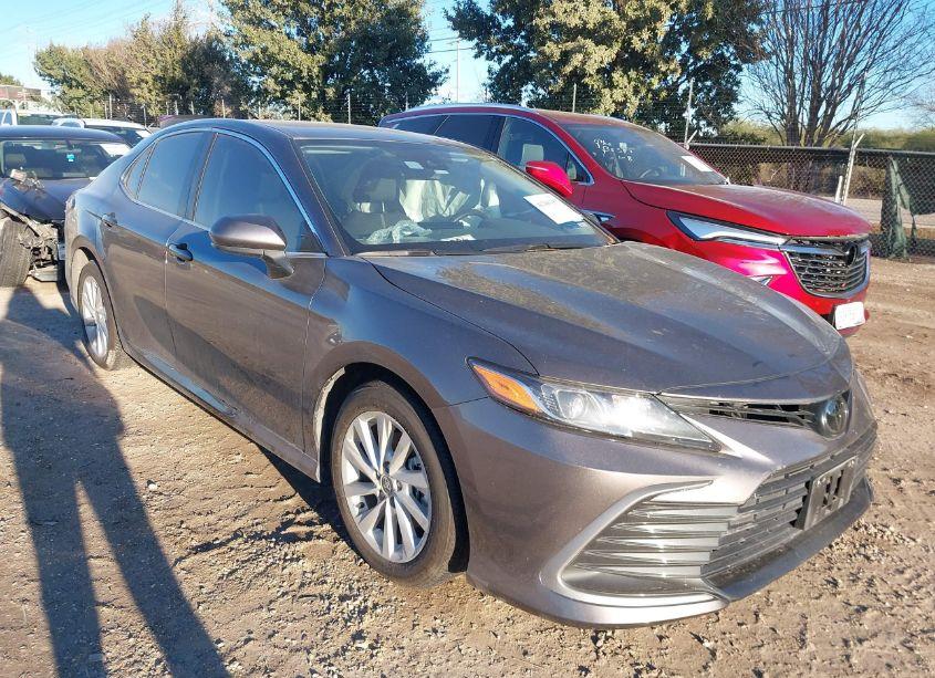 2024 Toyota Camry LE (VIN 4T1C11AK3RU884047) main photo