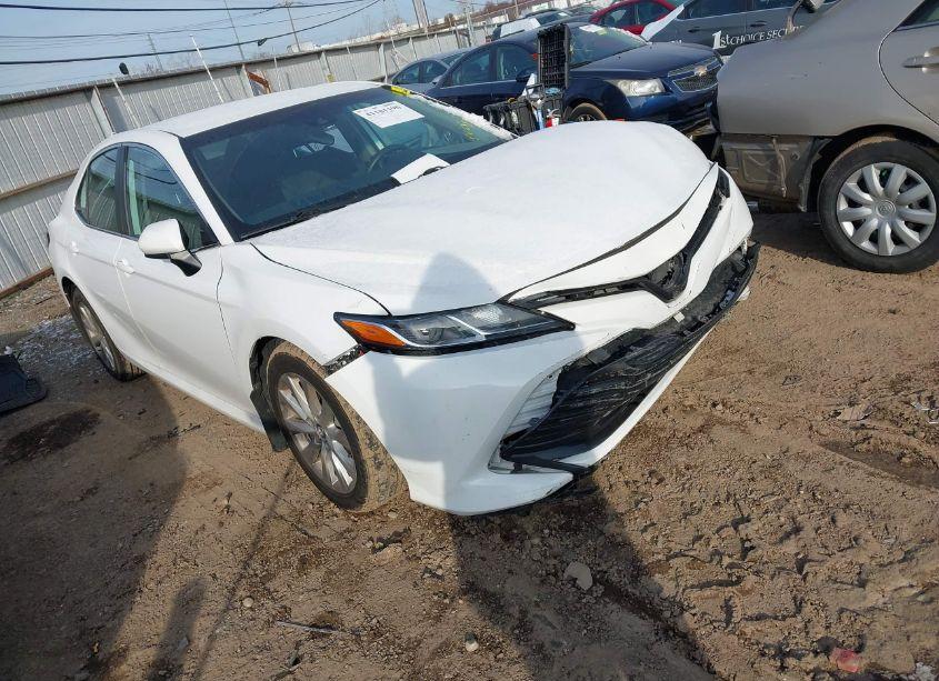 2020 Toyota Camry LE (VIN 4T1C11AK4LU341605) main photo