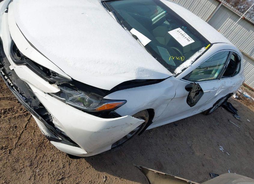 Photo 2 of 2020 Toyota Camry LE (VIN 4T1C11AK4LU341605)