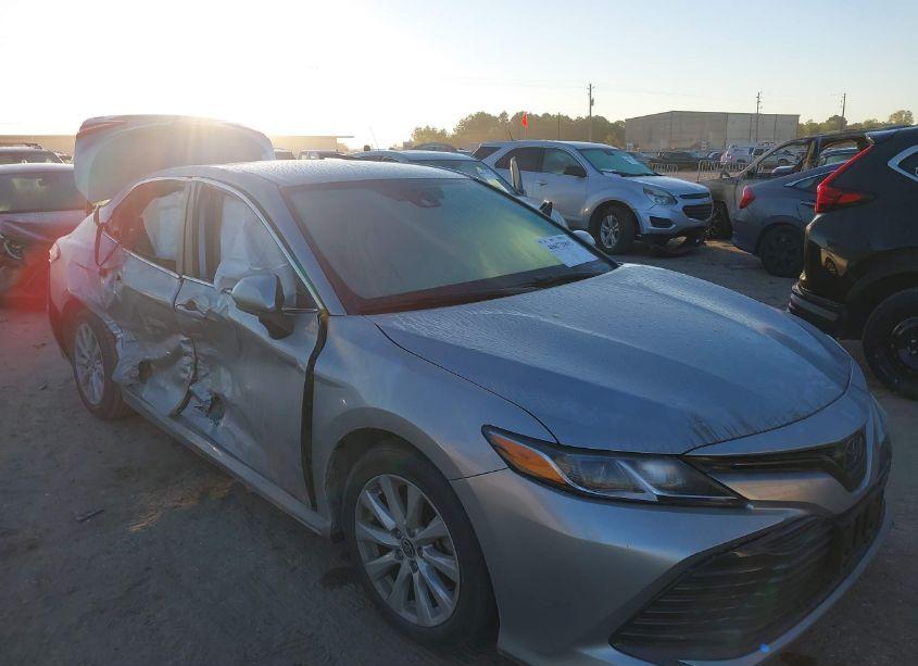 2020 Toyota Camry LE (VIN 4T1C11AK4LU507282) main photo
