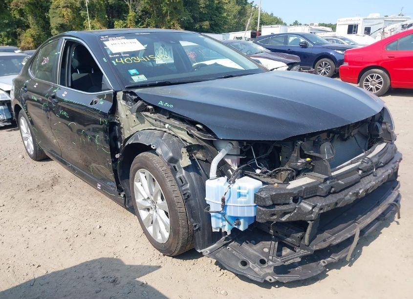 2020 Toyota Camry LE (VIN 4T1C11AK4LU885666) main photo