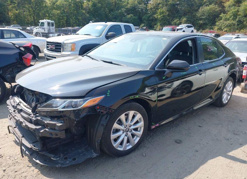 Photo 2 of 2020 Toyota Camry LE (VIN 4T1C11AK4LU885666)