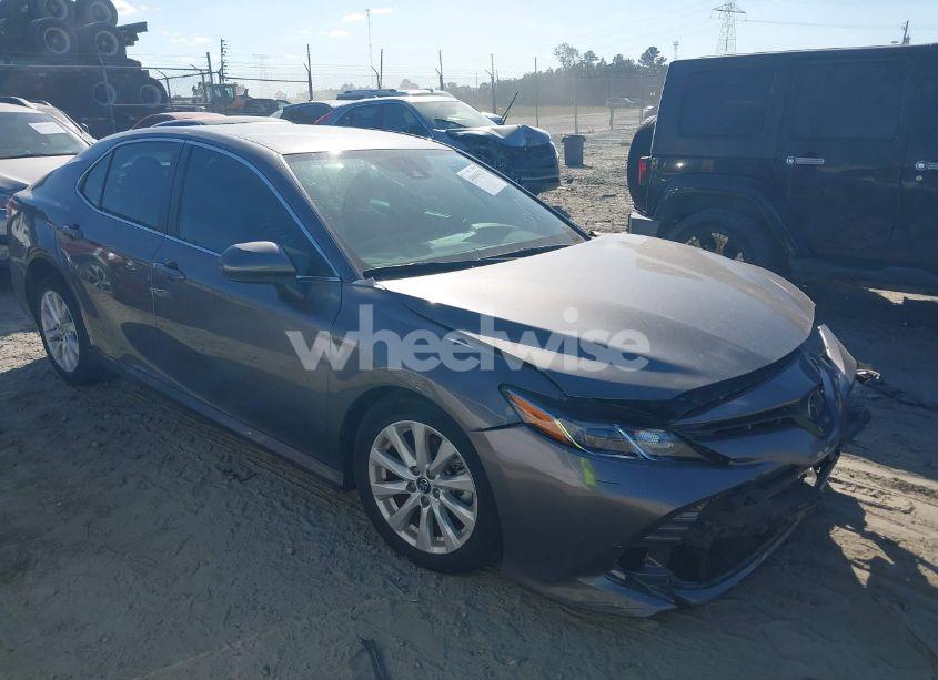 2020 Toyota Camry LE (VIN 4T1C11AK4LU905916) main photo