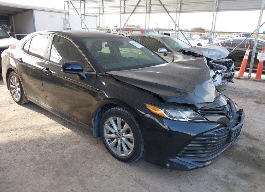 2020 Toyota Camry LE (VIN 4T1C11AK4LU933960) main photo