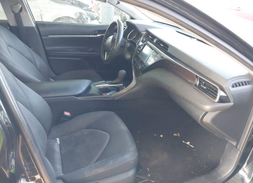 Photo 5 of 2020 Toyota Camry LE (VIN 4T1C11AK4LU933960)