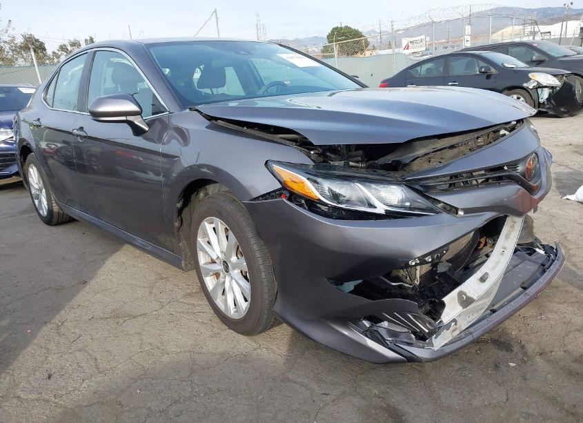 2020 Toyota Camry LE (VIN 4T1C11AK4LU951438) main photo