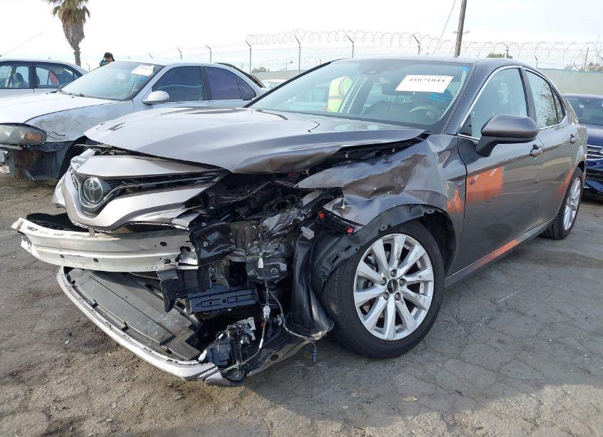 Photo 2 of 2020 Toyota Camry LE (VIN 4T1C11AK4LU951438)