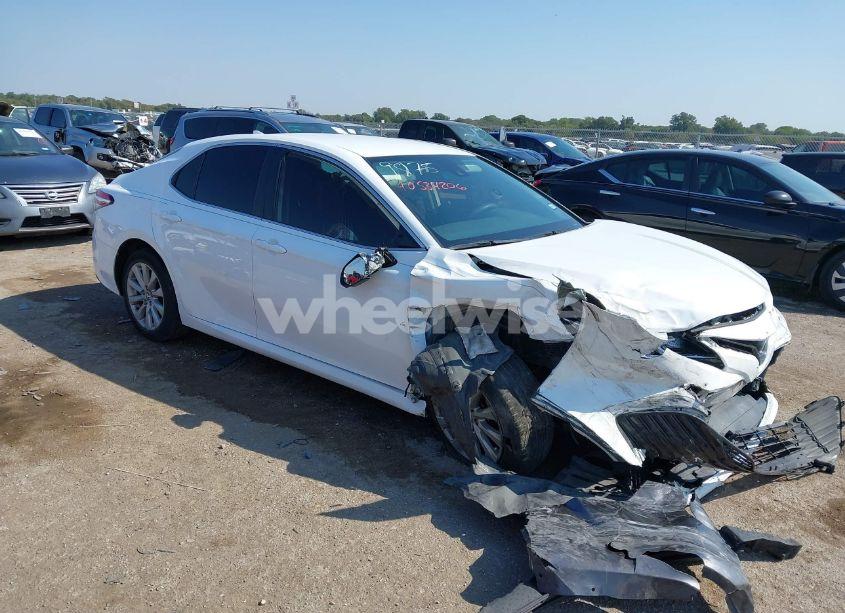 2020 Toyota Camry LE (VIN 4T1C11AK4LU955392) main photo
