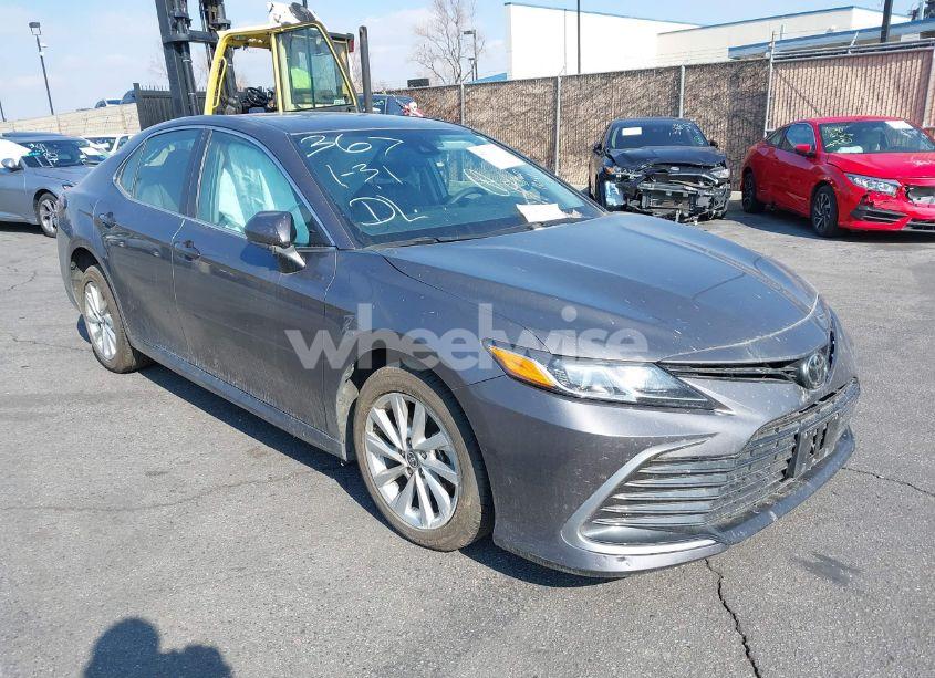 2021 Toyota Camry LE (VIN 4T1C11AK4MU440832) main photo