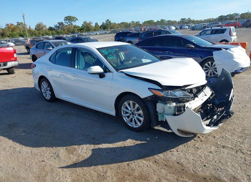 2021 Toyota Camry LE (VIN 4T1C11AK4MU444346) main photo