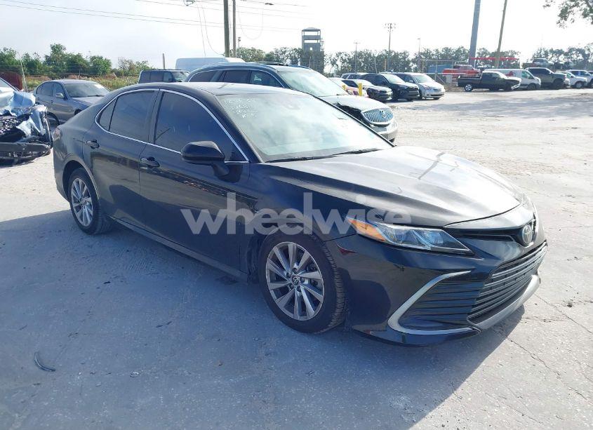 2021 Toyota Camry LE (VIN 4T1C11AK4MU446677) main photo