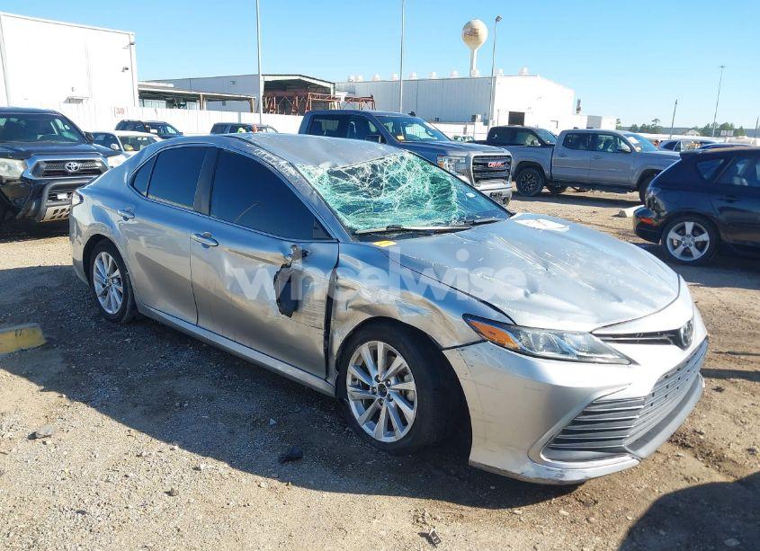2021 Toyota Camry LE (VIN 4T1C11AK4MU455816) main photo