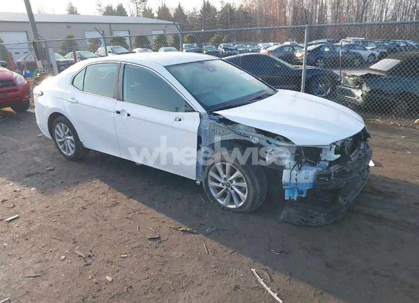 2021 Toyota Camry LE (VIN 4T1C11AK4MU462278) main photo