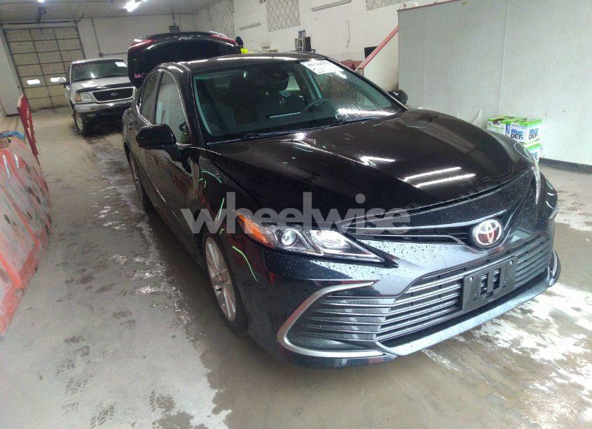 2021 Toyota Camry LE (VIN 4T1C11AK4MU564390) main photo