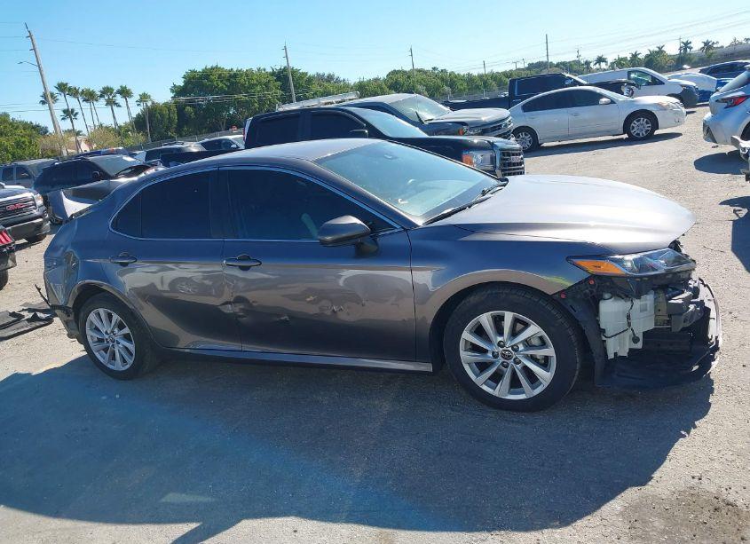 Photo 14 of 2022 Toyota Camry LE (VIN 4T1C11AK4NU035278)