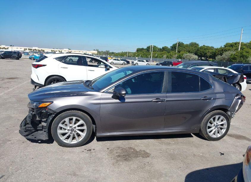 Photo 15 of 2022 Toyota Camry LE (VIN 4T1C11AK4NU035278)